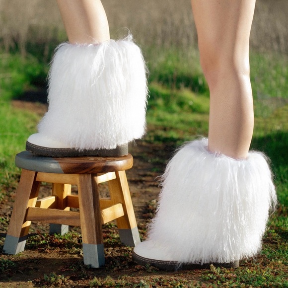 BEARPAW Boetis Curly Hair Lamb Boots Cow Fur Wool Blend White Womens Size 9 - Picture 1 of 7